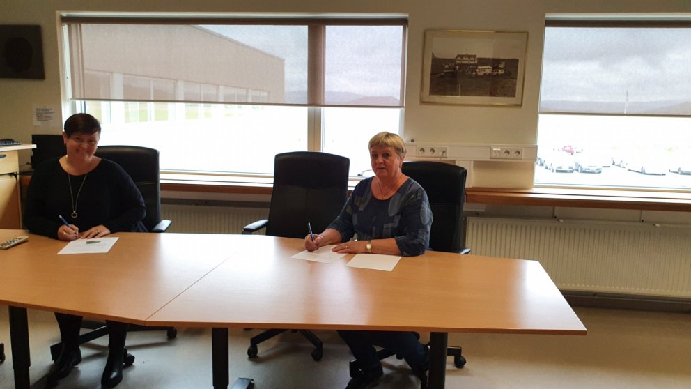 Ása Valdís oddviti og Sigríður Björnsdóttir formaður Skógræktarfélags Grímsneshrepps undirrita hér s&hellip;