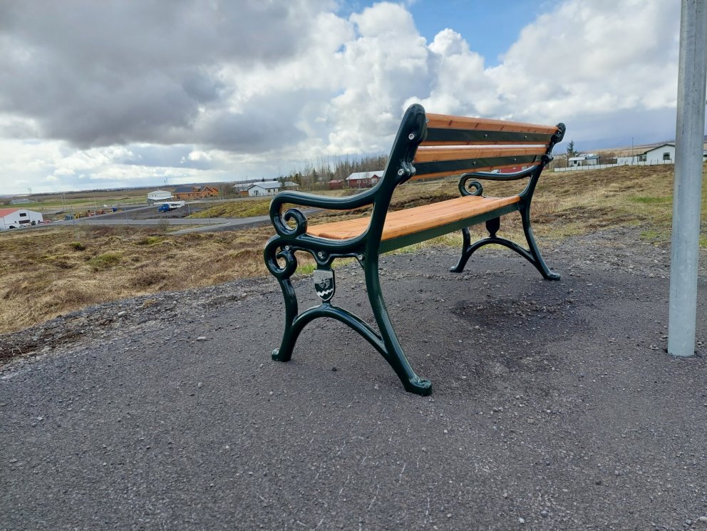 Nýir bekkir á Borg