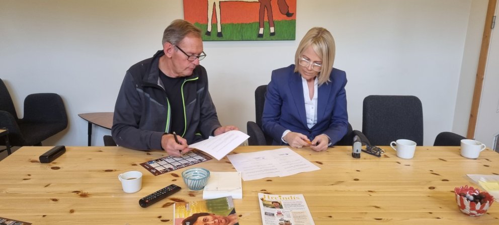 Þorvaldur og Fjóla við undirskrift