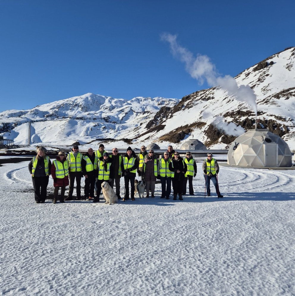 Frábær stemning í heilsubótargöngu við Nesjavelli í Heilsuvikunni.     Mynd: Orka náttúrunnar
