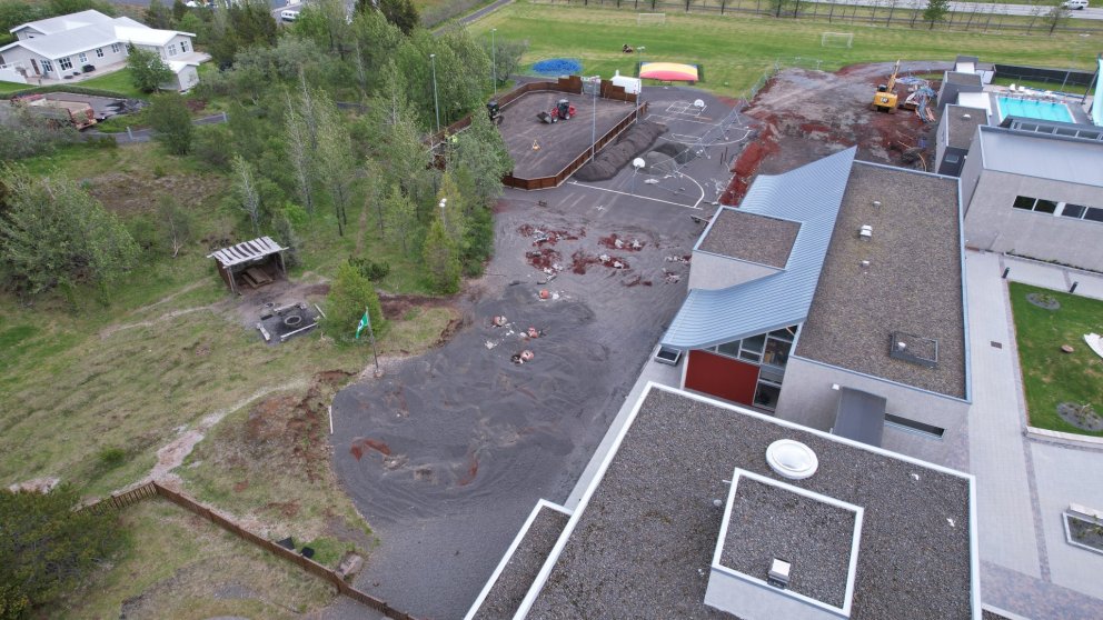 Framkvæmdir á skólalóð og gervigrasvelli