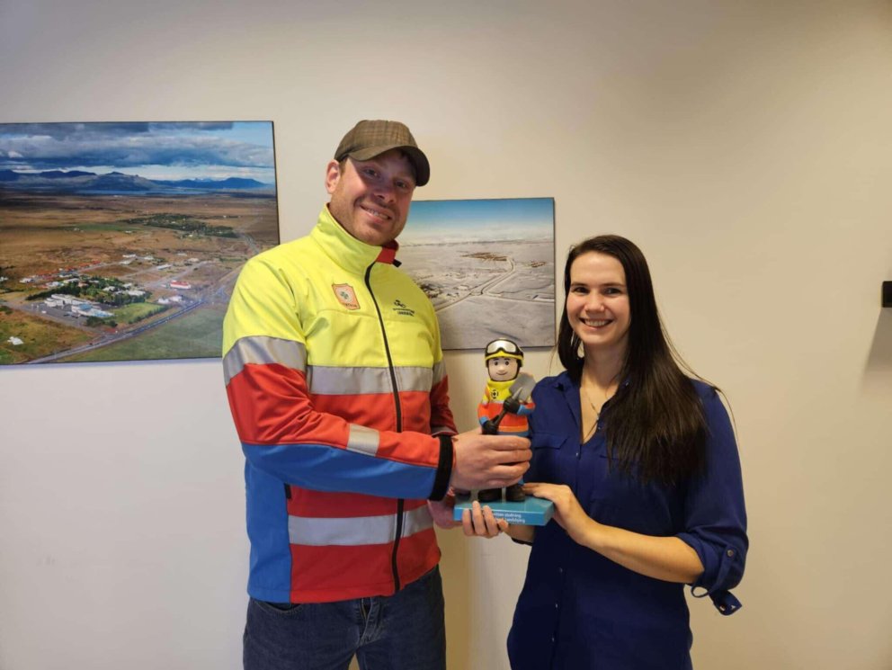 Á myndinn tekur Guðný Helgadóttir við neyðarkallinum af Benedikt Rafnssyni, fyrir hönd sveitarfélags…