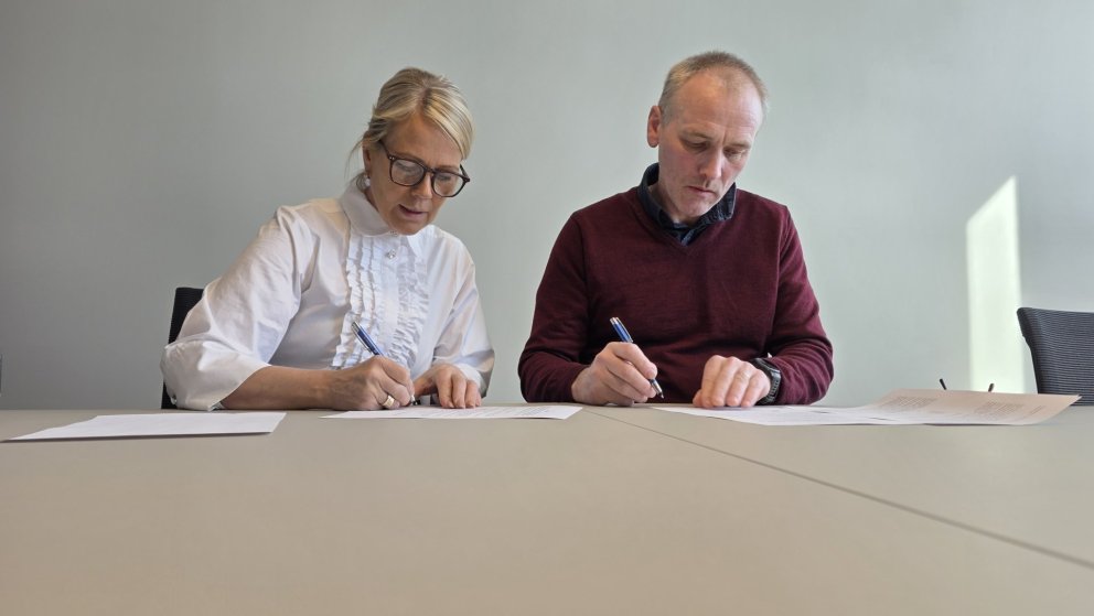 Fjóla St. Kristinsdóttir og Hreinn Óskarsson undirrita samninginn.