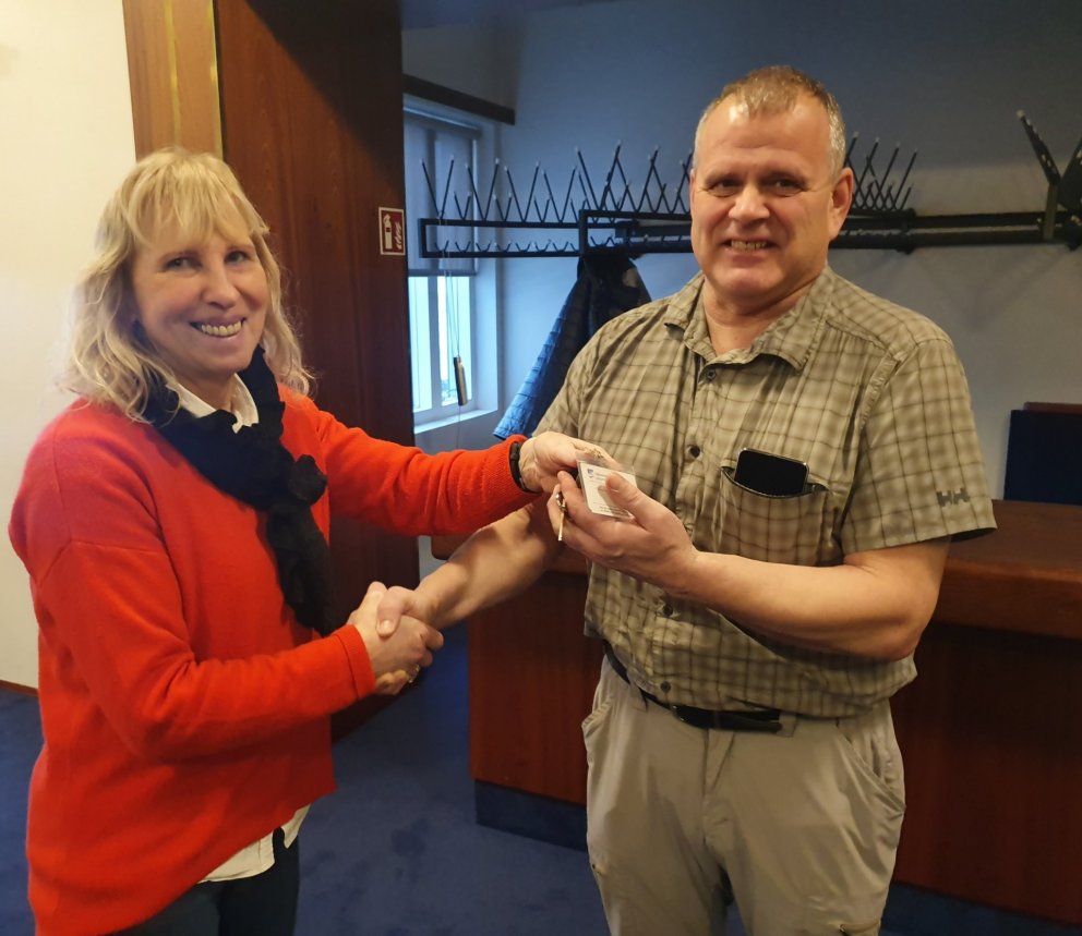 Lára að afhenda Kristni lyklavöldin. Mynd: Magnús Hlynur Hreiðarsson