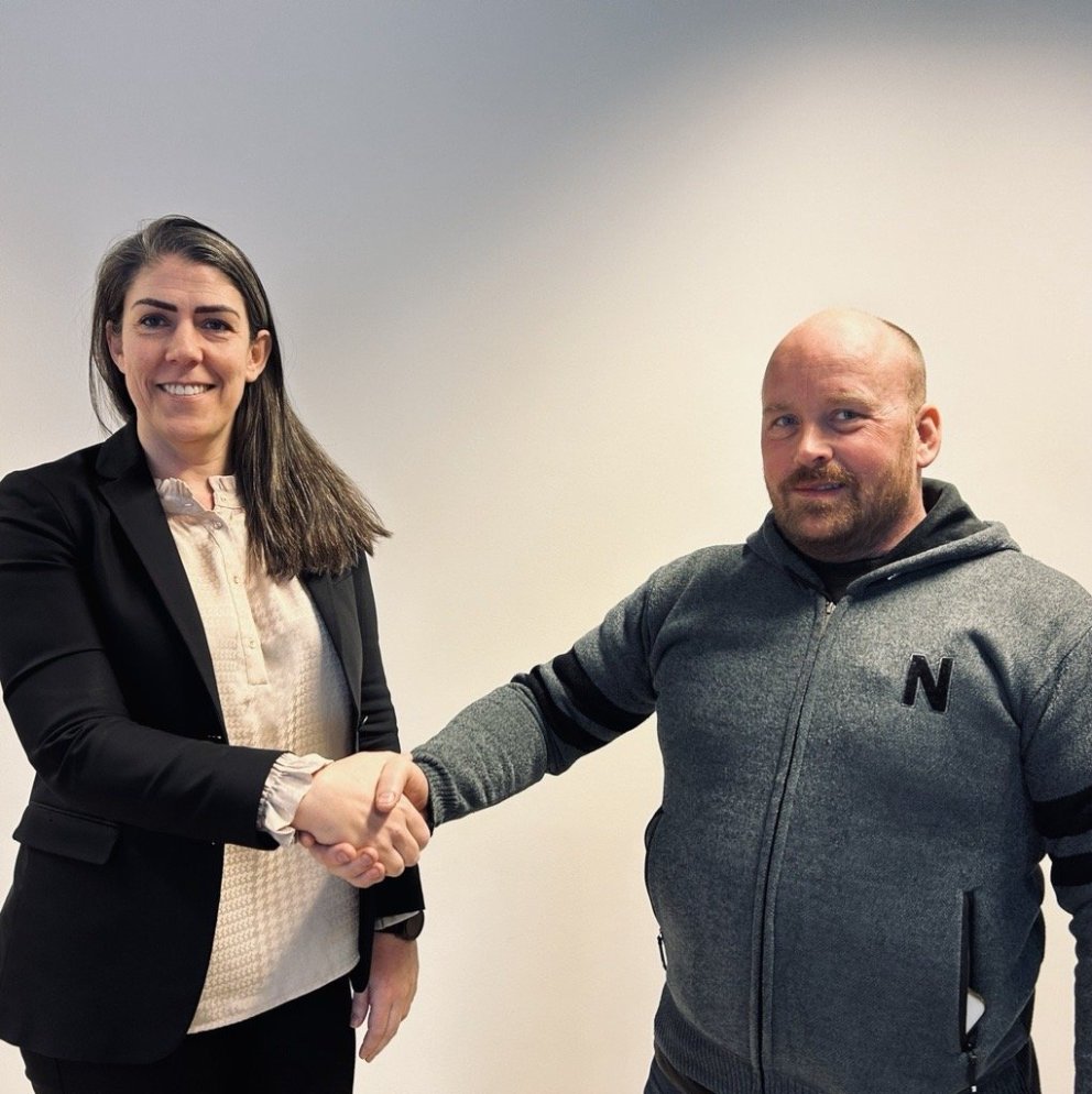 Iða Marsibil Jónsdóttir sveitarstjóri og Jón Árni Jónsson framkvæmdastjóri Borlausna við undirritun …