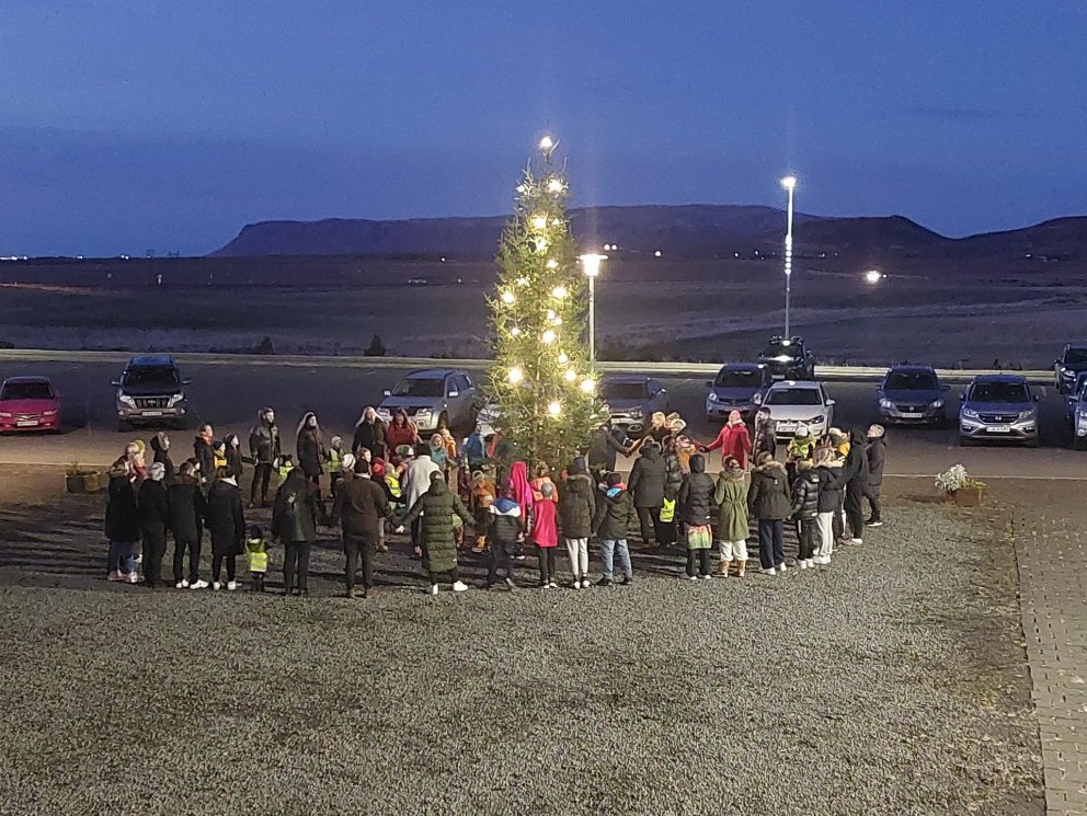 Kveikt á jólatrénu á Borg