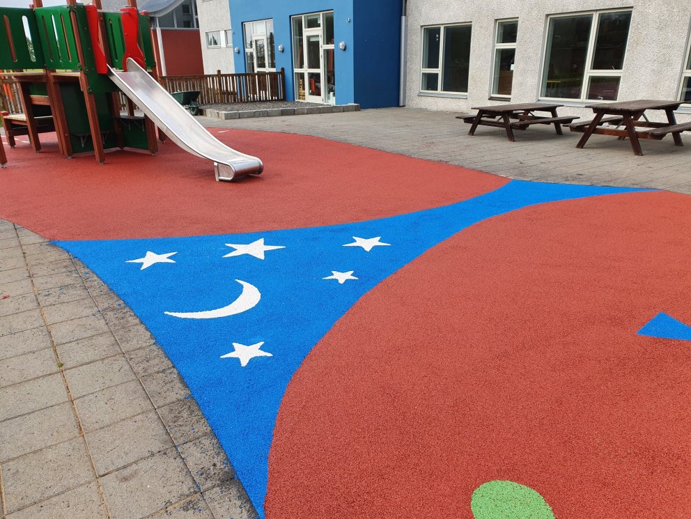Vinnu við leikskólalóð lokið
