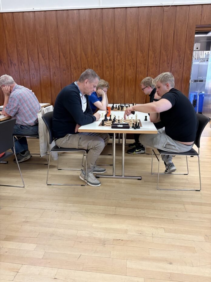 Magnús Matthíasson og Vignir Vatnar tefla