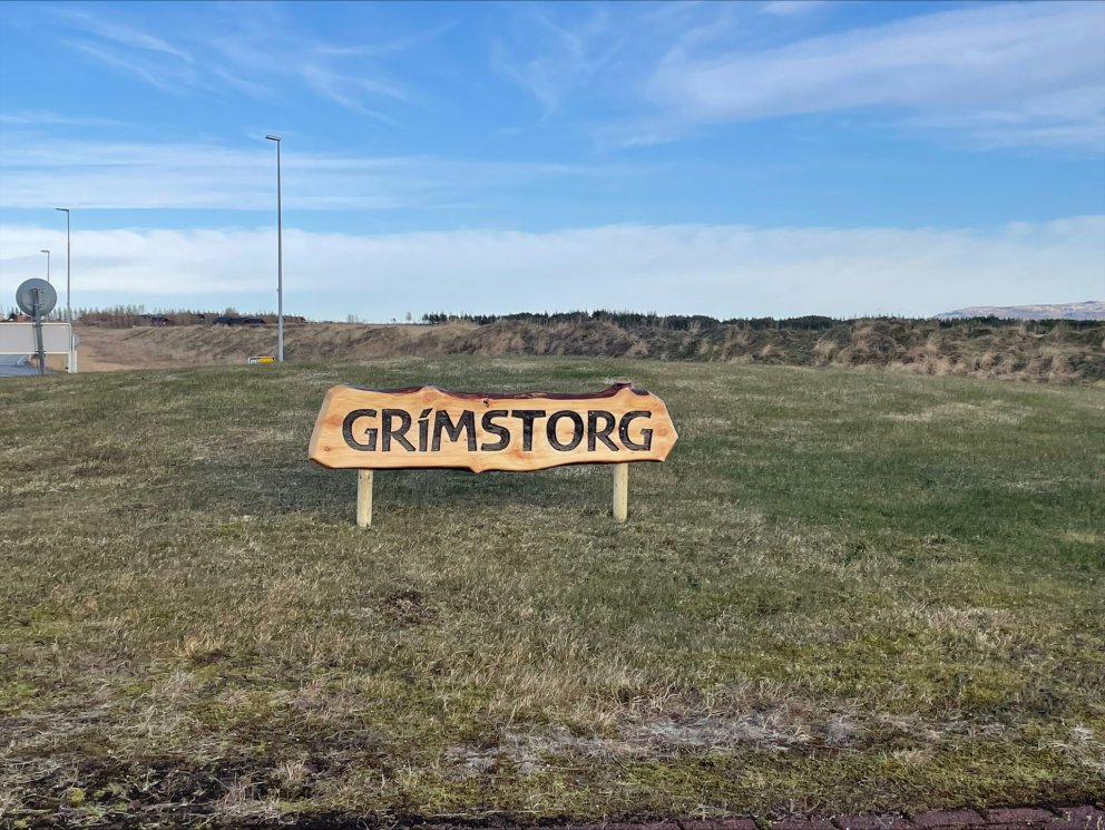 Skilti á Grímstorg