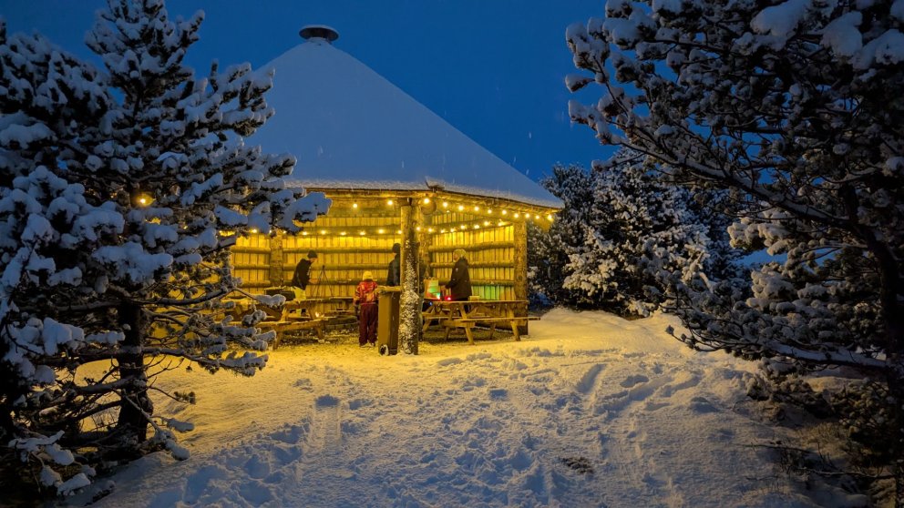 Vel sótt vasaljósaganga og vígsla nýs bálhýsis í Yndisskóginum