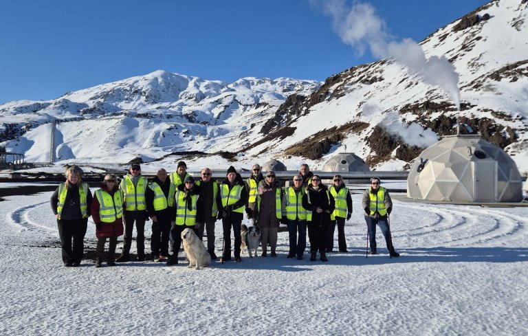 Frábær stemning í heilsubótargöngu við Nesjavelli í Heilsuvikunni.     Mynd: Orka náttúrunnar