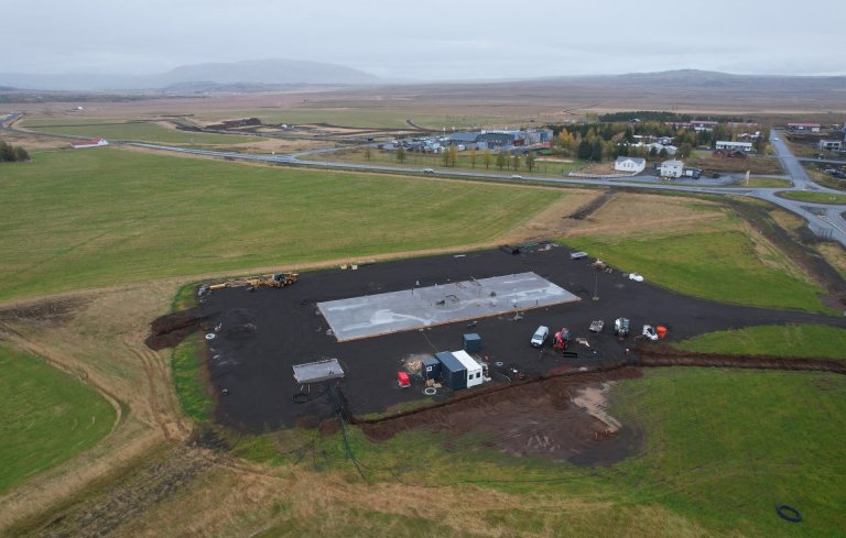 Platan steypt: Björgunarmiðstöðin á Borg tekur á sig mynd