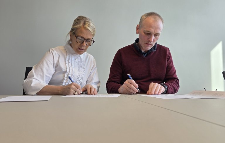 Fjóla St. Kristinsdóttir og Hreinn Óskarsson undirrita samninginn.