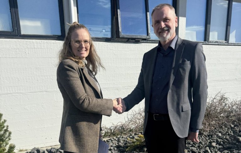 Hulda Kristjánsdóttir formaður stjórnar SVÁ ásamt Halli Símonarsyni nýráðnum forstöðumanni.
