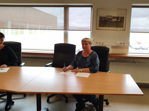 Ása Valdís oddviti og Sigríður Björnsdóttir formaður Skógræktarfélags Grímsneshrepps undirrita hér s&hellip;