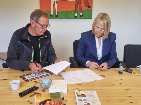 Þorvaldur og Fjóla við undirskrift