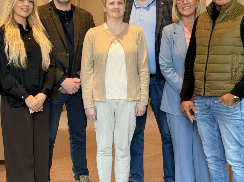 Ný sveitarstjórn Grímsnes- og Grafningshrepps ásamt sveitarstjóra. Frá vinstri: Rebekka Lind Guðmund&hellip;