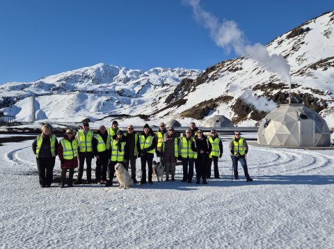 Frábær stemning í heilsubótargöngu við Nesjavelli í Heilsuvikunni.     Mynd: Orka náttúrunnar