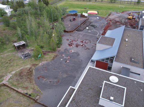 Framkvæmdir á skólalóð og gervigrasvelli