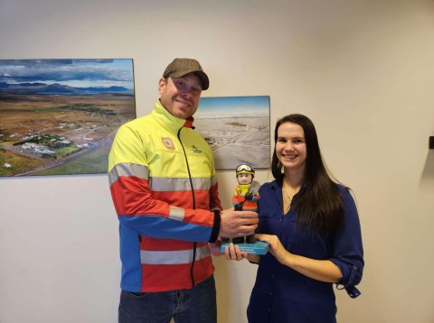 Á myndinn tekur Guðný Helgadóttir við neyðarkallinum af Benedikt Rafnssyni, fyrir hönd sveitarfélags…