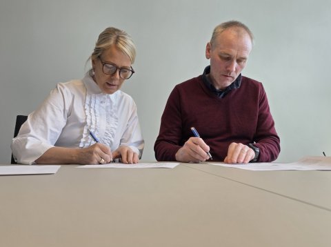 Fjóla St. Kristinsdóttir og Hreinn Óskarsson undirrita samninginn.