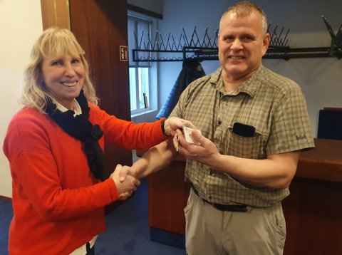 Lára að afhenda Kristni lyklavöldin. Mynd: Magnús Hlynur Hreiðarsson