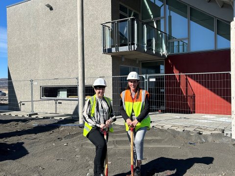 Ása Valdís oddviti og Iða Marsibil sveitarstjóri taka fyrstu skóflustungu að viðbyggingu við íþrótta…