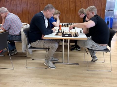 Magnús Matthíasson og Vignir Vatnar tefla