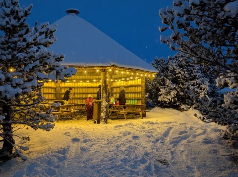 Vel sótt vasaljósaganga og vígsla nýs bálhýsis í Yndisskóginum